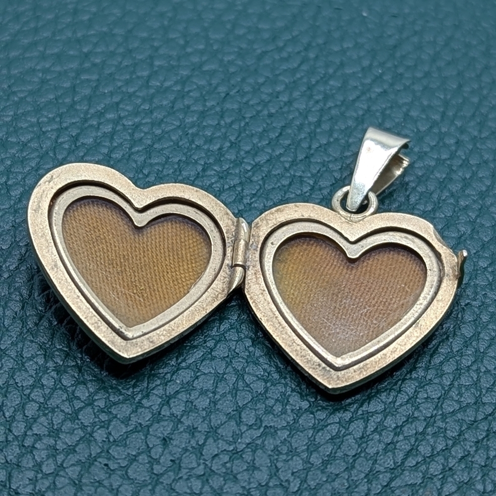 ✨ 14K Gold Vintage Heart Locket ✨ - Picture 7 of 11